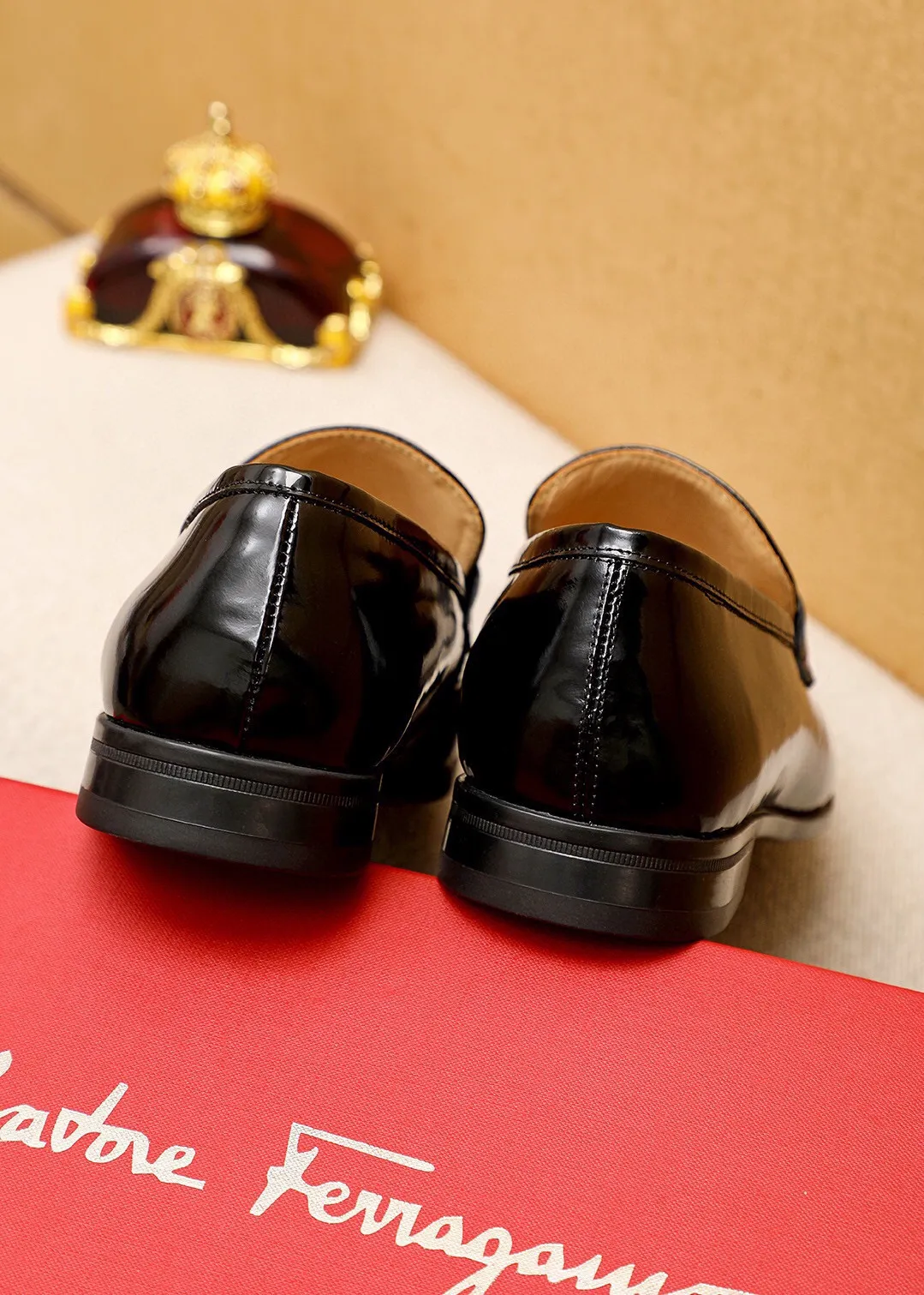 Men's shoes 💰480 💐 Product trademark: Ferragamo "Ferragamo" casual leather shoes Regular size: 38-44 (45🉑️customized) Product materials: Selected imported first-layer open-edge beaded cowhide upper + luxury hardware buckle, imported water-dyed cowhide leather lining. Strong three-dimensional visual effect, original rubber outsole Color: 3⃣️seed leather materials available